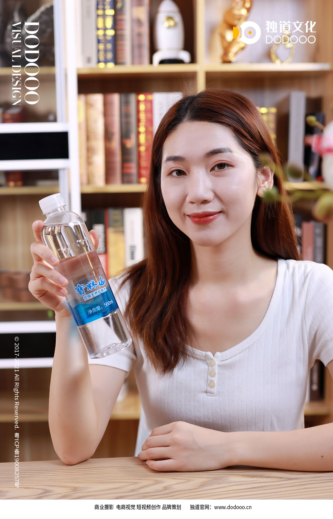 美女喝水04.jpg