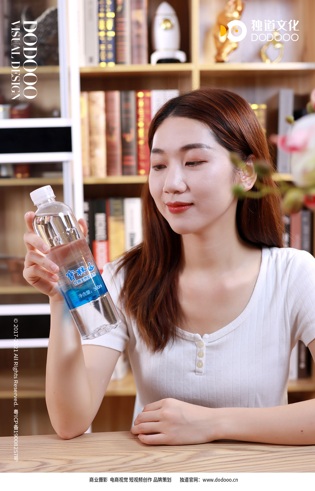 美女喝水05.jpg